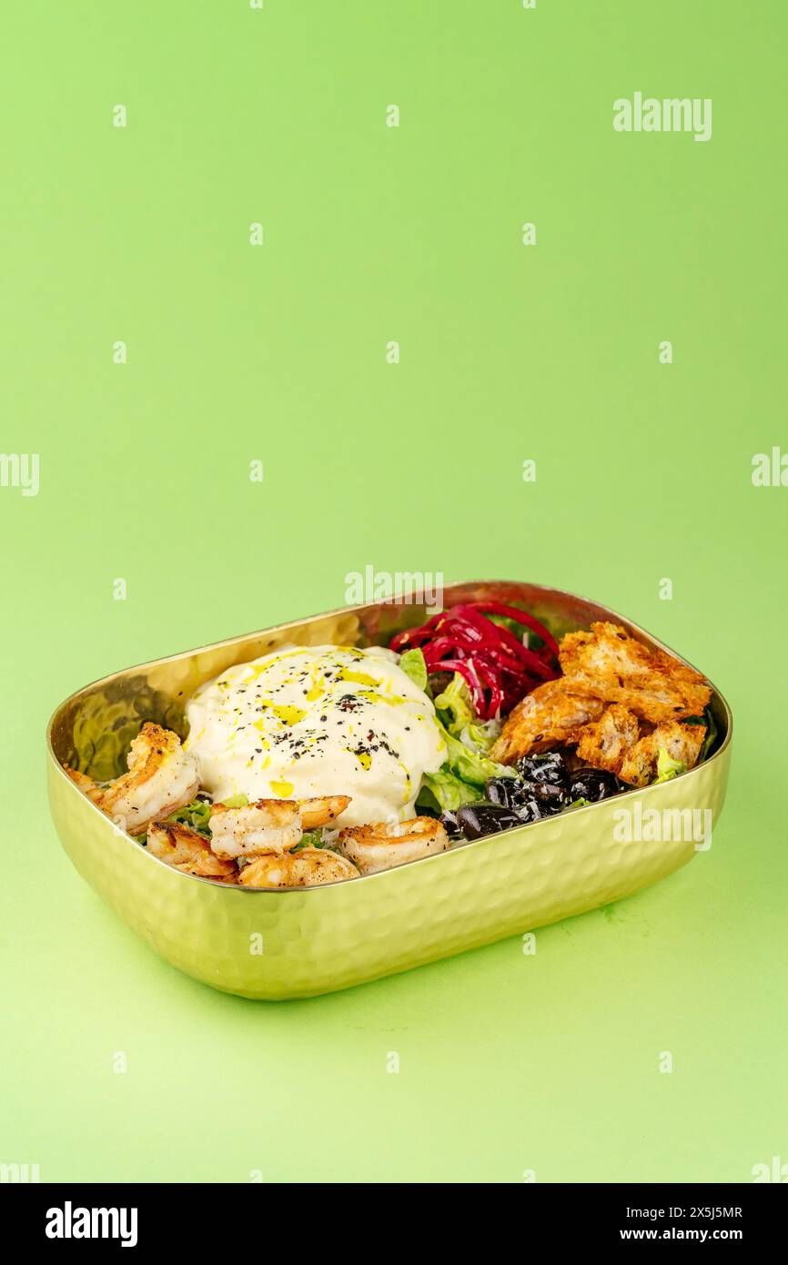 bol avec crevettes, légumes, fromage et sauce Banque D'Images