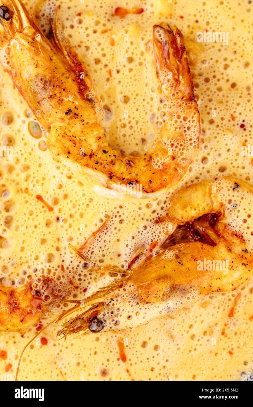 soupe au fromage avec des crevettes sur une assiette Banque D'Images
