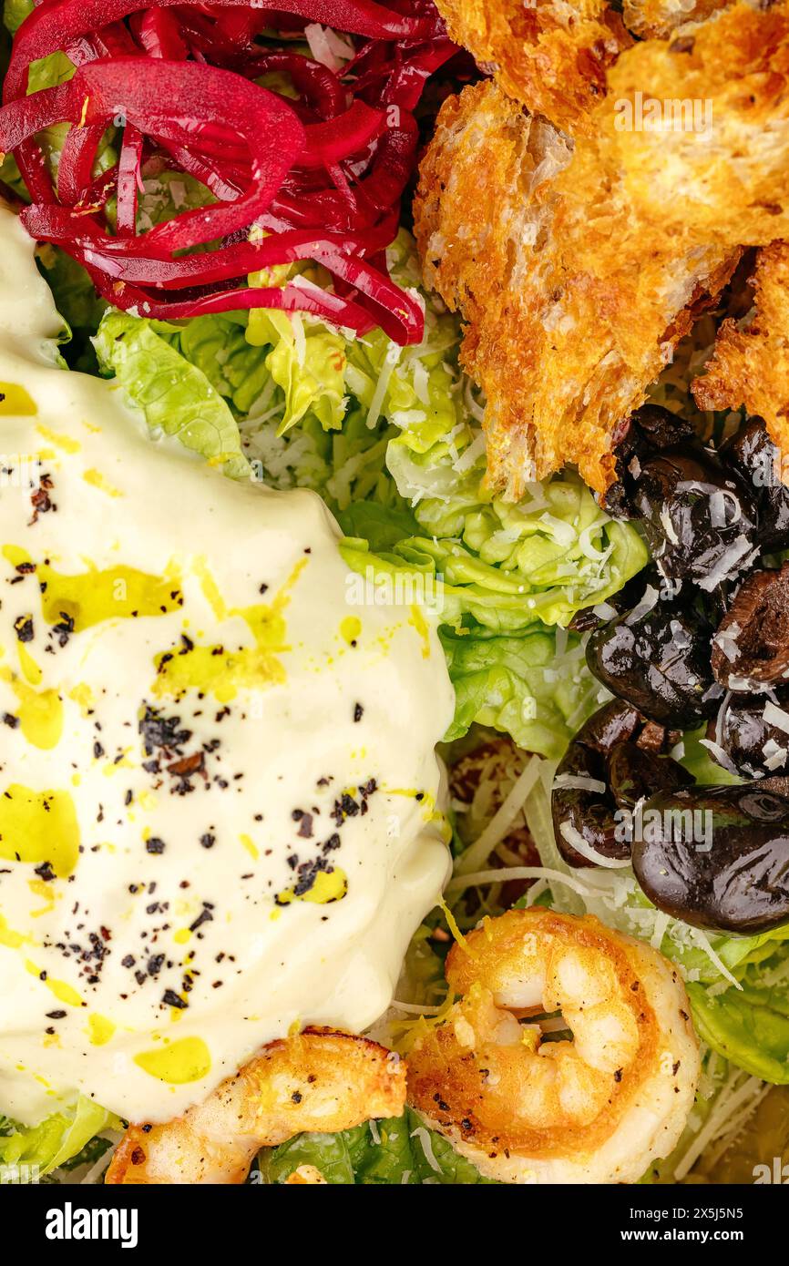 bol avec crevettes, légumes, fromage et sauce Banque D'Images