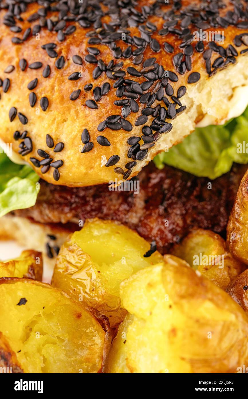 hamburger sur une assiette avec des pommes de terre Banque D'Images