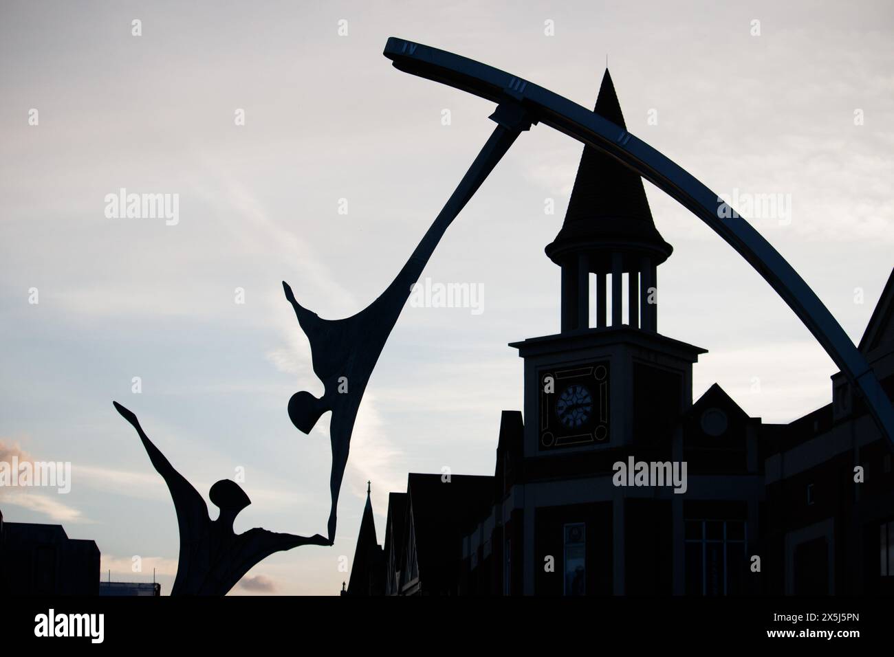 Empowerment, une statue de Stephen Broadbent. Cette sculpture audacieuse et frappante enjambe la rivière Witham dans le centre de Lincoln. Il puise son inspiration dans les aubes de turbine, symbole du riche patrimoine technique de la ville. Les aubes de turbine se transforment en figures dynamiques qui se tendent pour se renforcer mutuellement, tout comme les aubes se renforcent mutuellement dans la turbine. Banque D'Images