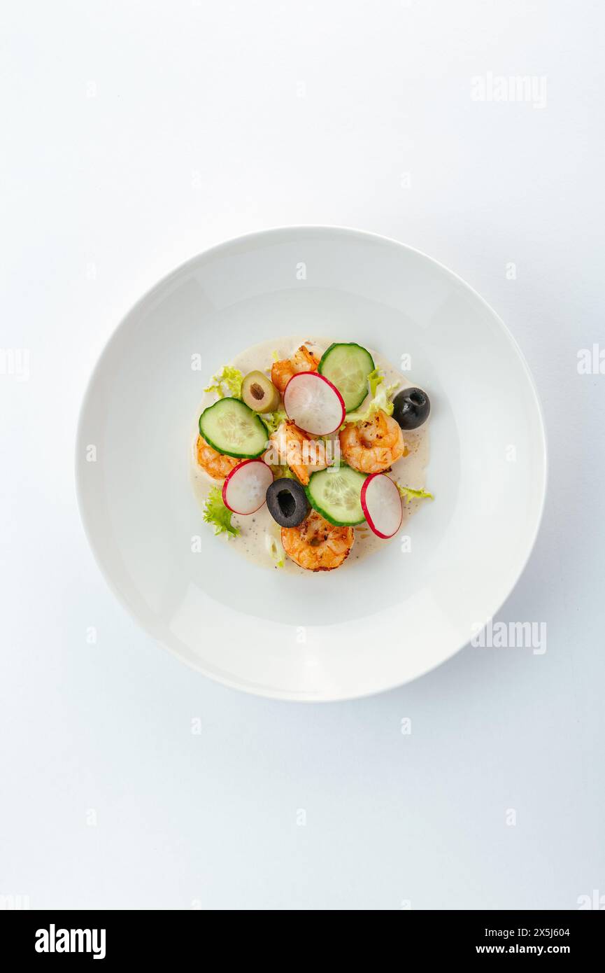 salade aux crevettes, légumes et sauce Banque D'Images