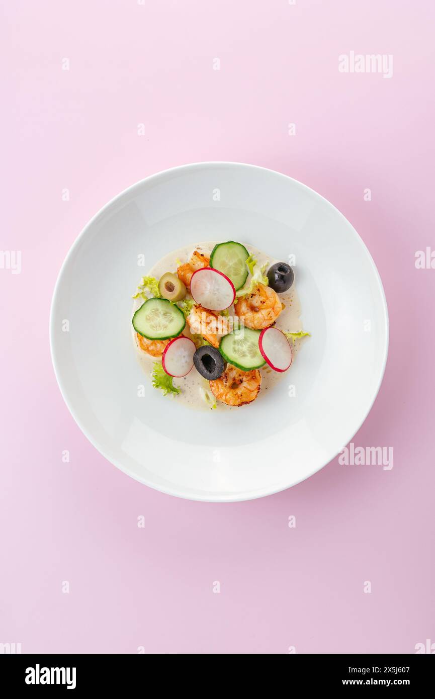 salade aux crevettes, légumes et sauce Banque D'Images