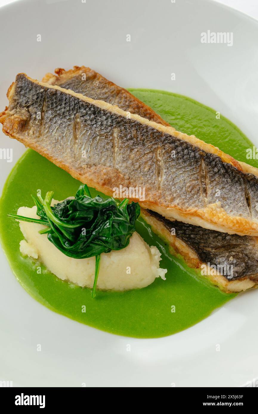 poisson grillé avec légumes et sauce Banque D'Images