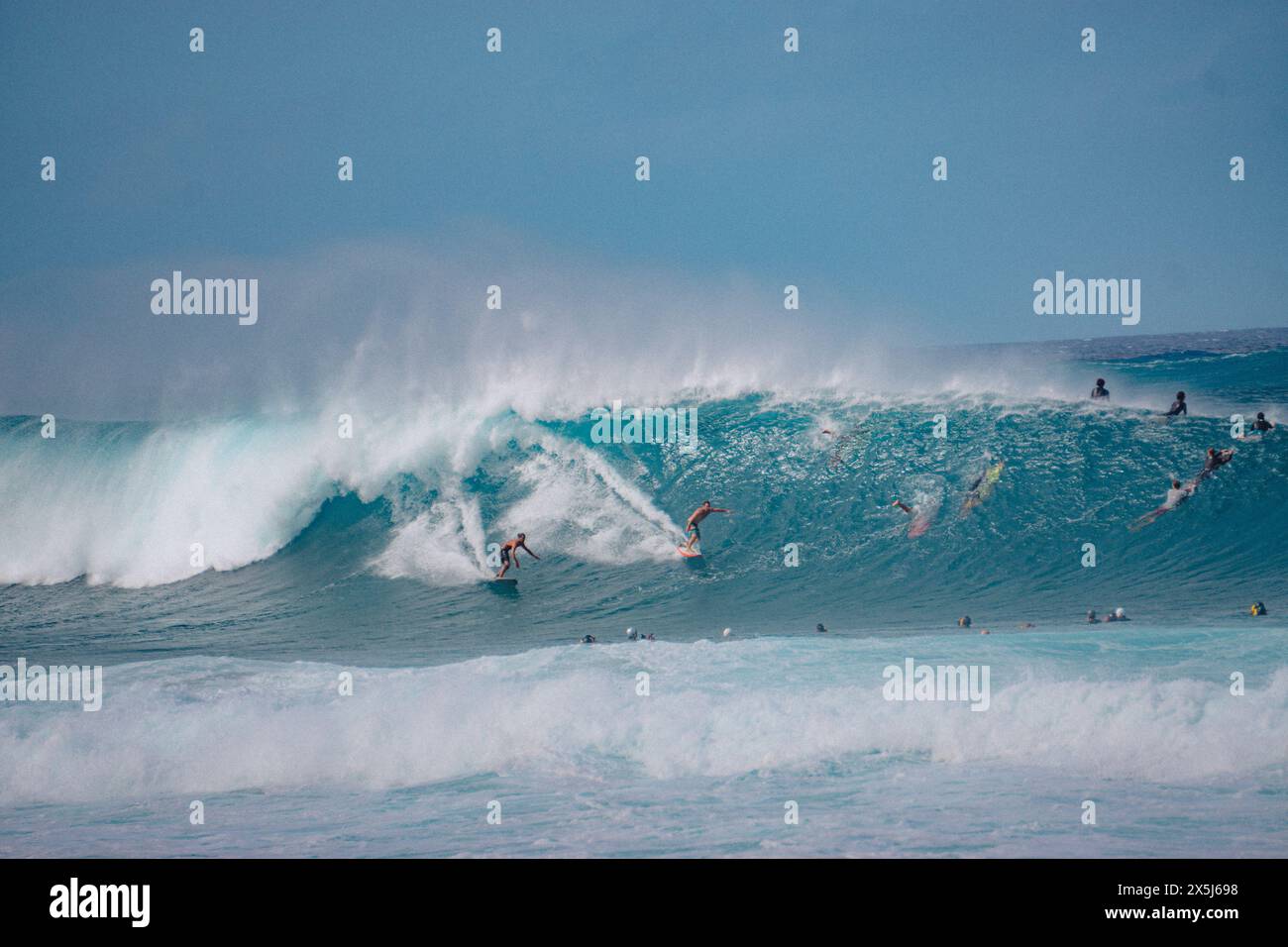 Deux surfeurs sur la même vague à Pipeline à Hawaï Banque D'Images