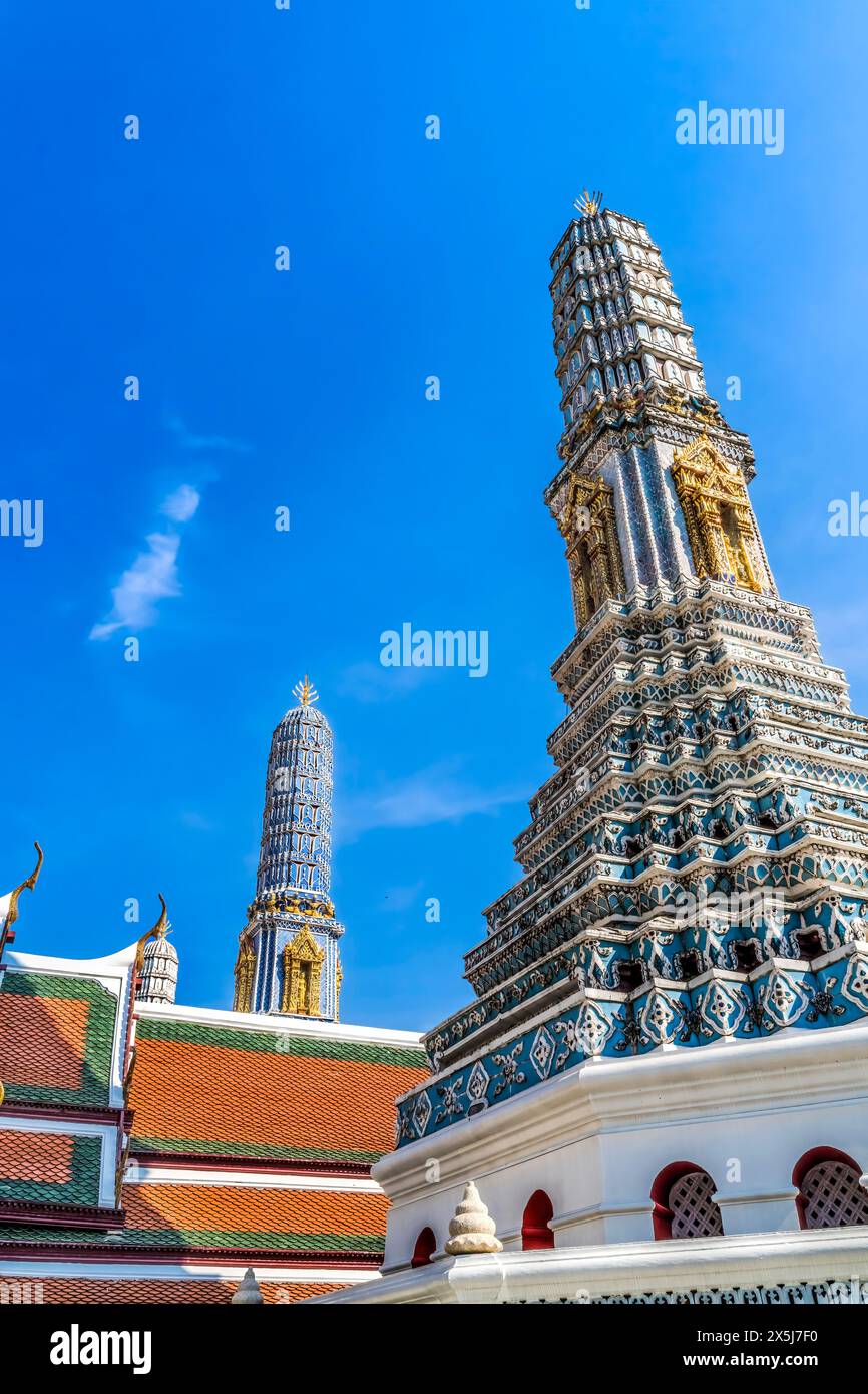 Blue Porcelain Towers Prangs, Grand Palais, Bangkok, Thaïlande. Trois des huit tours pour différentes sectes bouddhistes, le palais a été la maison du roi de Thaïlande de 1782 à 1925 Banque D'Images