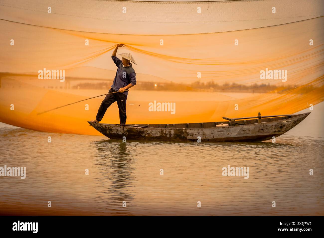 Vietnam, Hoi an. Pêcheur avec son filet au delta de Hoi an. (Usage éditorial uniquement) Banque D'Images