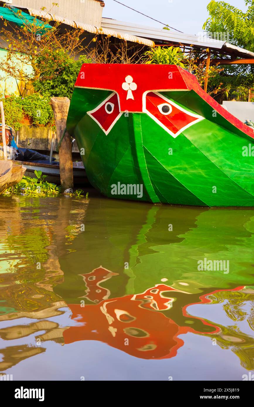 Vietnam. Coloration traditionnelle de bateau au marché flottant extérieur. Banque D'Images