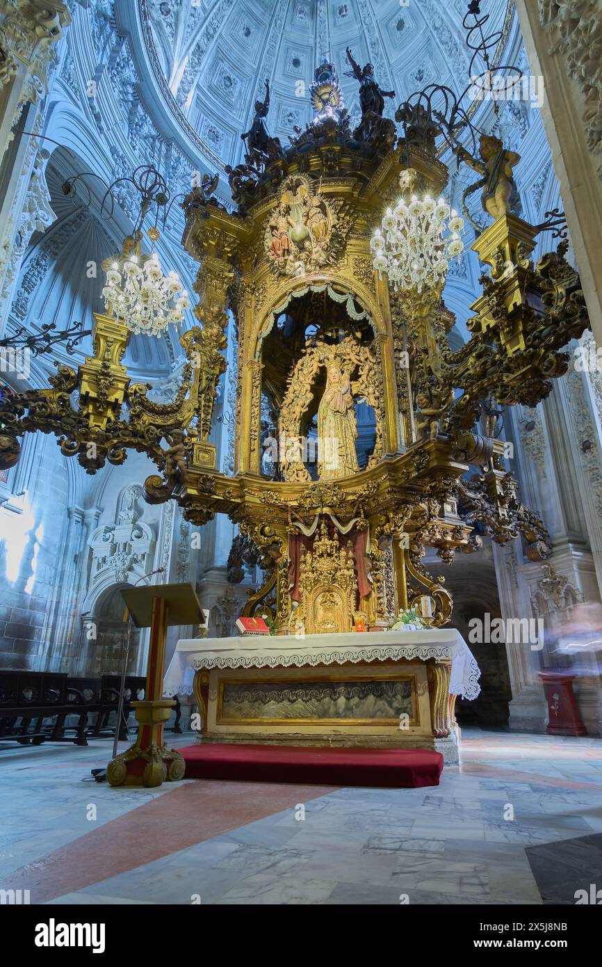 Lugo, Espagne - 10 mai 2024 : chapelle dorée de conception complexe abritant la statue de la Vierge aux grands yeux à la cathédrale Santa Maria, Lugo, Espagne. Banque D'Images