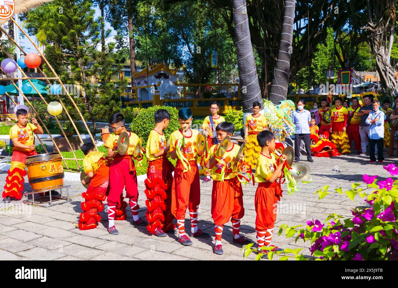 Vietnam. Danseurs de dragon divertissant dans le temple historique de Saigon en soutien aux visiteurs de Ho Chi Minh ville, le gouvernement célébrant Tet aka nouvel an. (Usage éditorial uniquement) Banque D'Images