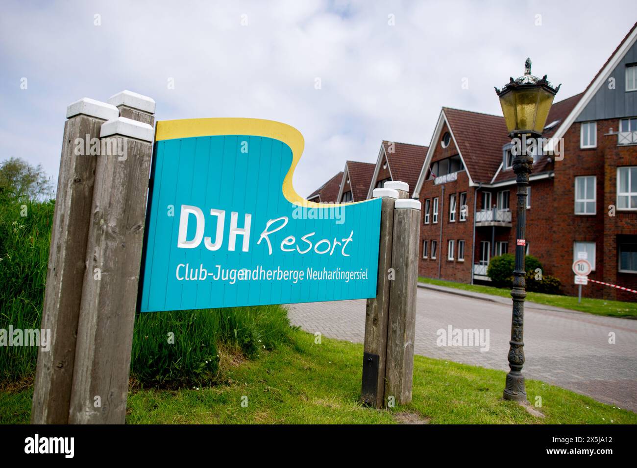 Neuharlingersiel, Allemagne. 09 mai 2024. Vue de l’auberge de jeunesse DJH Resort Neuharlingersiel, qui servira d’hébergement aux participants aux Championnats d’Europe de Boßeln et Klootschießen. Environ 400 athlètes venus d’Allemagne, des pays-Bas, d’Italie, d’Irlande, d’Espagne et de Suisse participeront à la compétition à Neuharlingersiel du 9 au 12 mai. Crédit : Hauke-Christian Dittrich/dpa/Alamy Live News Banque D'Images