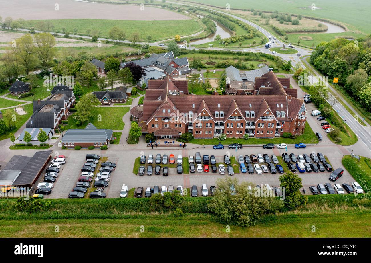 Neuharlingersiel, Allemagne. 10 mai 2024. Vue de l'auberge de jeunesse DJH Resort Neuharlingersiel, qui sert d'hébergement aux participants aux Championnats d'Europe de Boßeln et Klootschießen. Près de 400 athlètes d’Allemagne, des pays-Bas, d’Italie, d’Irlande, d’Espagne et de Suisse participeront à la compétition à Neuharlingersiel du 9 au 12 mai (photo prise avec un drone) crédit : Hauke-Christian Dittrich/dpa/Alamy Live News Banque D'Images