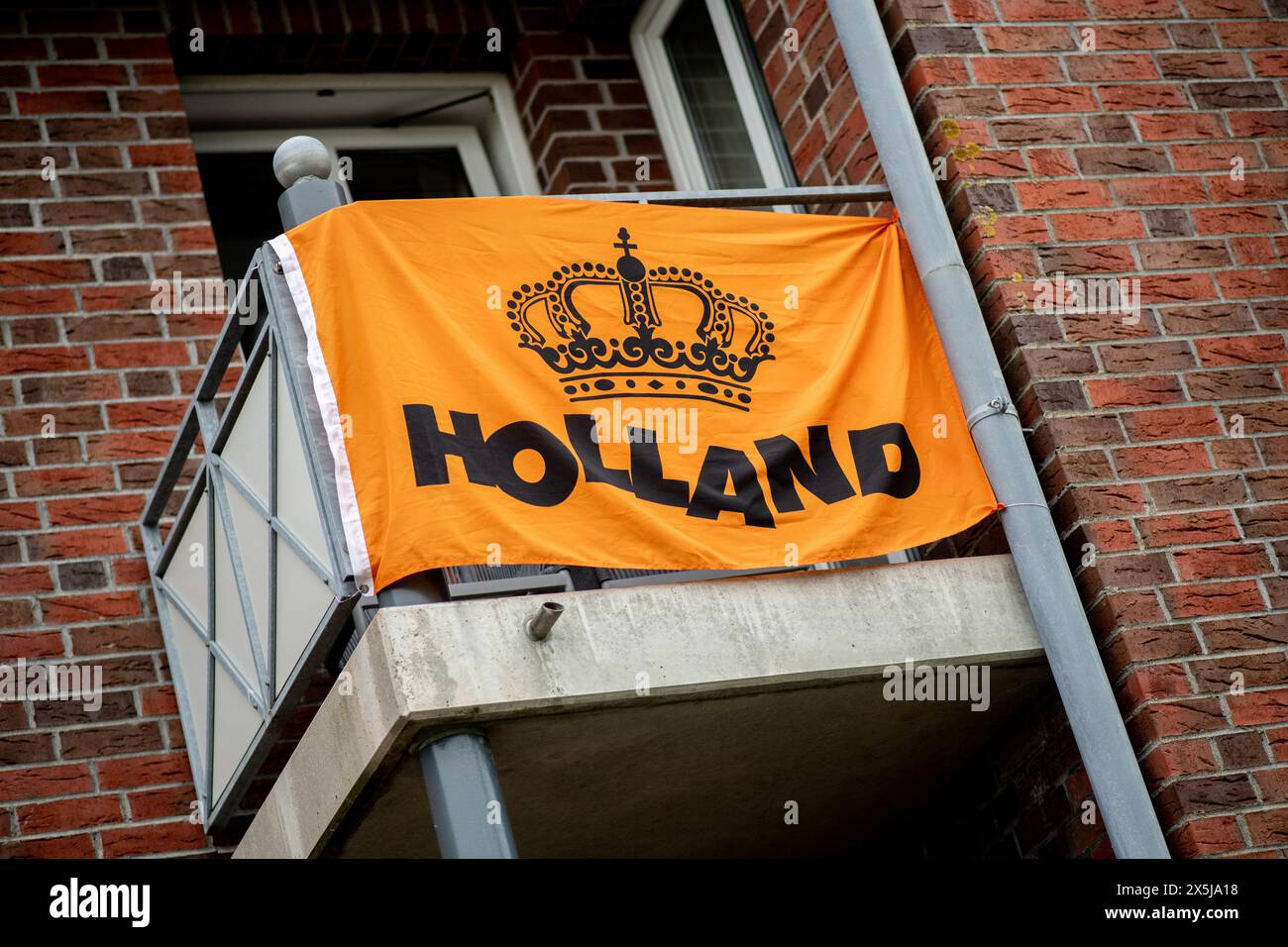 Neuharlingersiel, Allemagne. 10 mai 2024. Une bannière portant l'inscription « Holland » est accrochée sur un balcon de l'auberge de jeunesse DJH Resort Neuharlingersiel, qui sert d'hébergement aux participants aux Championnats d'Europe de Boßeln et Klootschießen. Environ 400 athlètes venus d’Allemagne, des pays-Bas, d’Italie, d’Irlande, d’Espagne et de Suisse participeront à la compétition à Neuharlingersiel du 9 au 12 mai. Crédit : Hauke-Christian Dittrich/dpa/Alamy Live News Banque D'Images