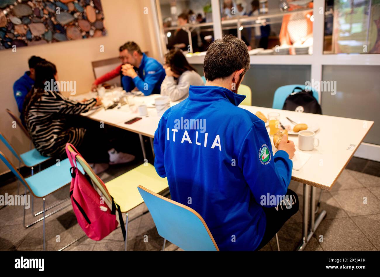 Neuharlingersiel, Allemagne. 10 mai 2024. Les participants italiens sont assis dans la salle de petit déjeuner de l'auberge de jeunesse DJH Resort Neuharlingersiel, qui sert d'hébergement aux participants aux Championnats d'Europe de Boßeln et Klootschießen. Environ 400 athlètes venus d’Allemagne, des pays-Bas, d’Italie, d’Irlande, d’Espagne et de Suisse participeront à la compétition à Neuharlingersiel du 9 au 12 mai. Crédit : Hauke-Christian Dittrich/dpa/Alamy Live News Banque D'Images