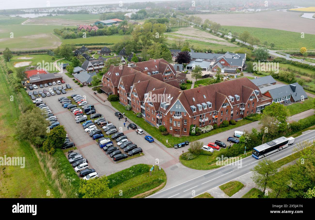 Neuharlingersiel, Allemagne. 10 mai 2024. Vue de l'auberge de jeunesse DJH Resort Neuharlingersiel, qui sert d'hébergement aux participants aux Championnats d'Europe de Boßeln et Klootschießen. Près de 400 athlètes d’Allemagne, des pays-Bas, d’Italie, d’Irlande, d’Espagne et de Suisse participeront à la compétition à Neuharlingersiel du 9 au 12 mai (photo prise avec un drone) crédit : Hauke-Christian Dittrich/dpa/Alamy Live News Banque D'Images