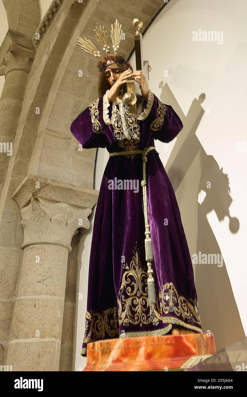 Lugo, Espagne - 10 mai 2024 : image majestueuse de Jésus avec la croix, ornée d'une robe violette et dorée, illuminée par la lumière céleste au Santa mari Banque D'Images