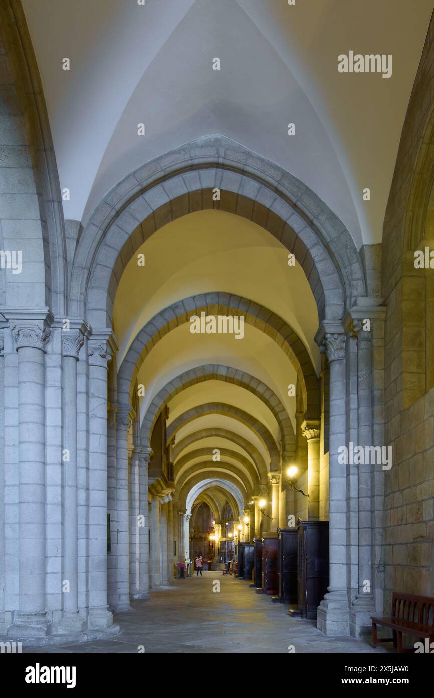 Lugo, Espagne - 10 mai 2024 : vue nocturne des arches illuminées de la cathédrale Santa Maria, mettant en valeur un mélange d'architecture ancienne et de lumière moderne Banque D'Images