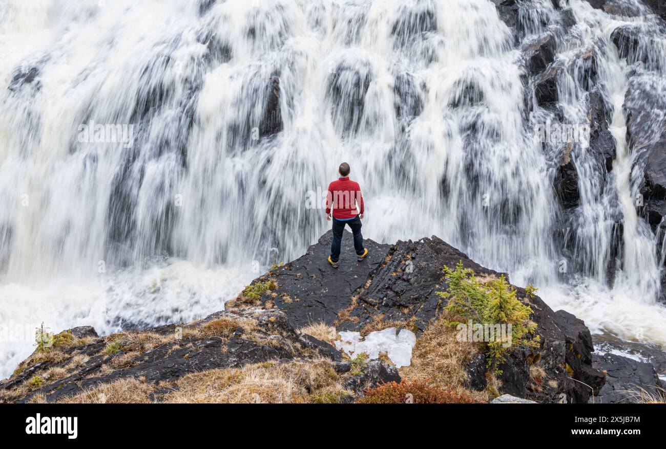 Man vs Water, Voringsfossen, Cascade en Norvège Banque D'Images