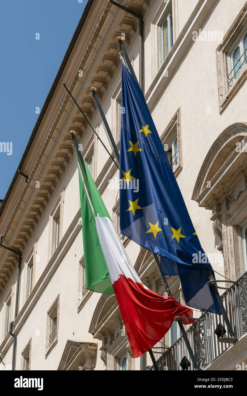 Palazzo Chigi Palace, siège de la présidence du Conseil des ministres. République italienne. Agitant des drapeaux italiens et européens. Rome, Italie, Europe, UE Banque D'Images