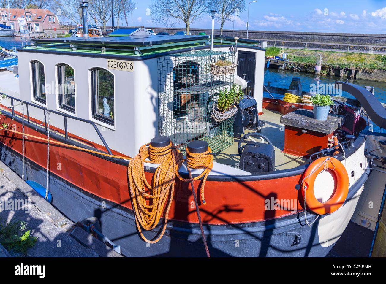 Pays-Bas, Hollande du Nord, Enkhuizen. Un live coloré à bord d'un bateau de canal dans un canal hollandais. (Usage éditorial uniquement) Banque D'Images