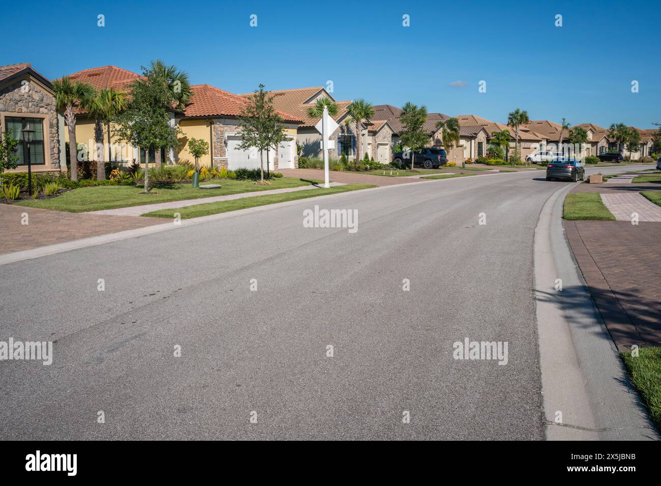 Lakewood Ranch, FL, US-15 septembre 2022 : maisons sur le lac dans la communauté fermée de la classe moyenne supérieure avec des palmiers et un ciel bleu. Banque D'Images