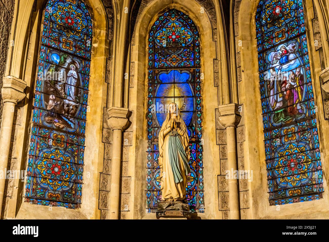 Vierge Marie Lourdes vitraux, Basilique notre-Dame de Nice, Côte d'Azur Nice France construit les années 1860 1858 Marie apparaît à fille à Lourdes Banque D'Images
