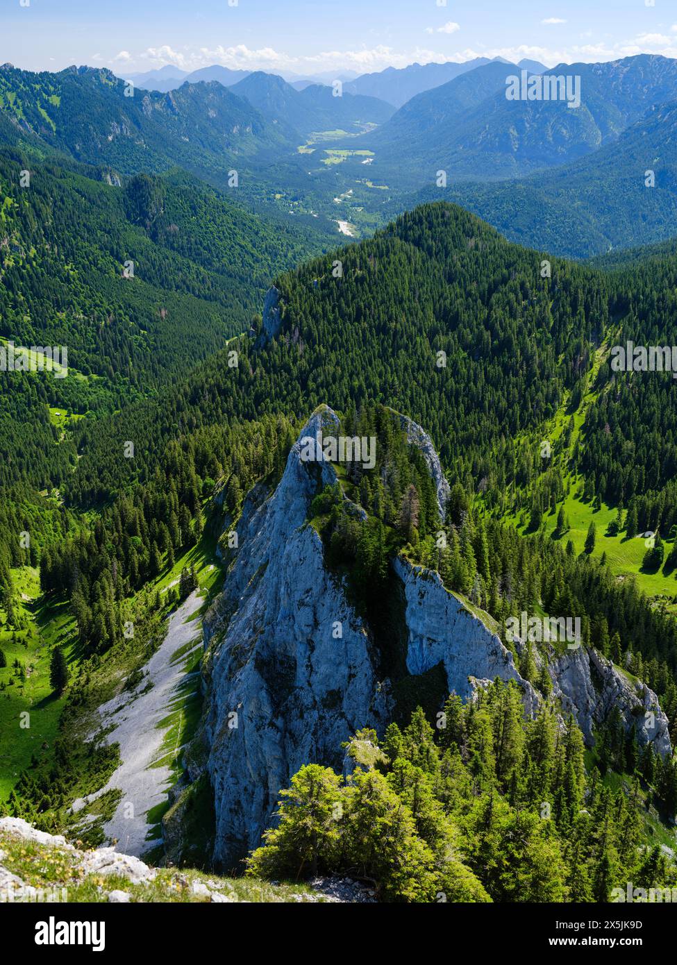 Vue vers Oberammergau et la vallée de la rivière Ammer. Parc naturel des Alpes d'Ammergau (Ammergau Alpen) dans les Alpes calcaires du Nord de la haute-Bavière, Allemagne. Banque D'Images