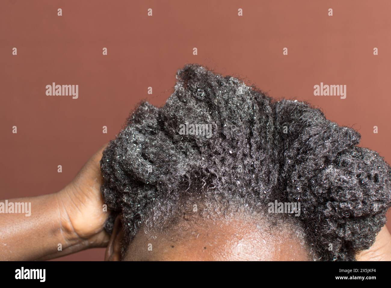 Laver les cheveux bouclés avec un shampooing, shampooing 4c cheveux froids, frotter les cheveux bouclés pendant le lavage Banque D'Images