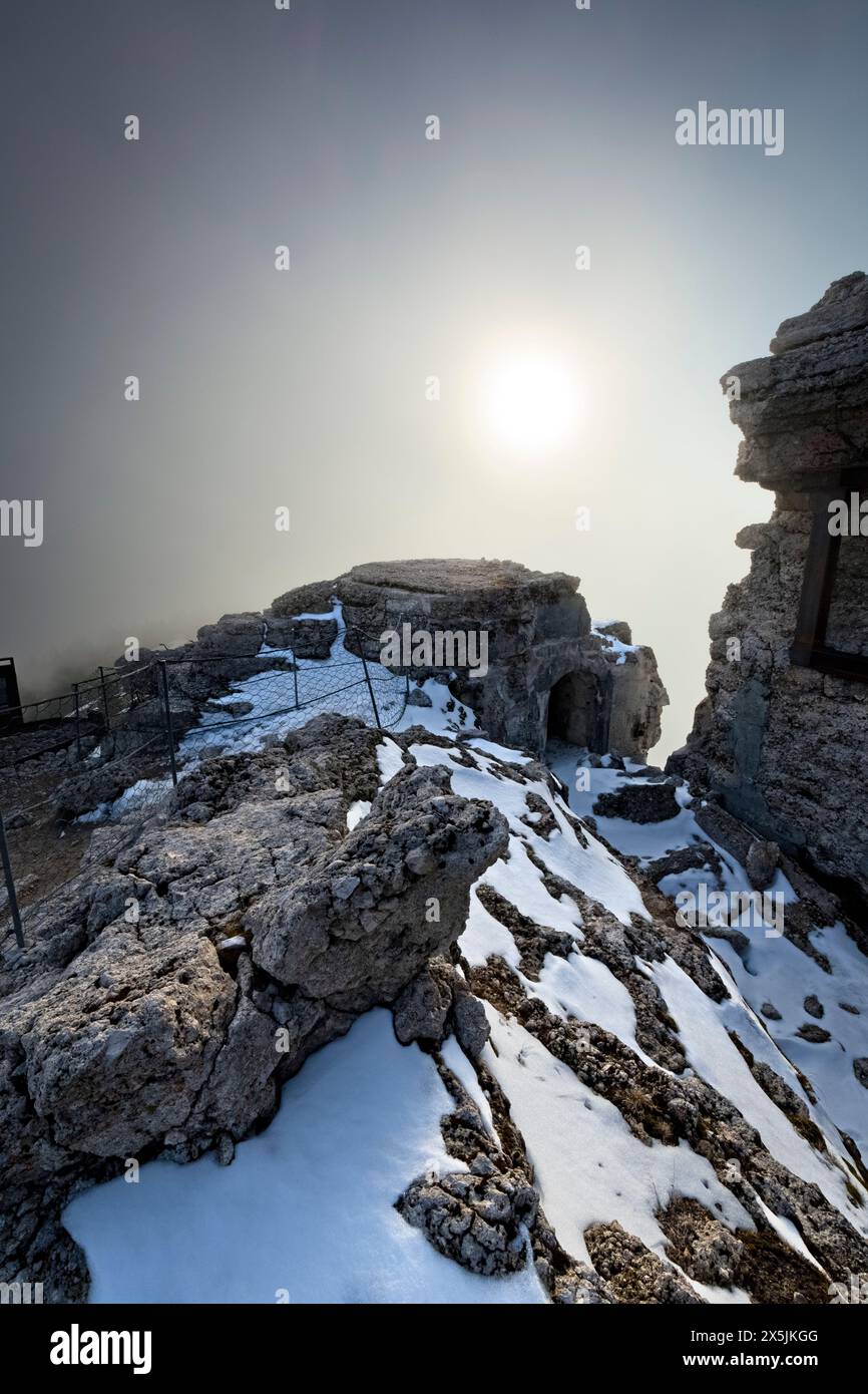 Fort Cima Vezzena : ruines de l'étage supérieur dans le brouillard. Levico terme, Trentin, Italie. Banque D'Images