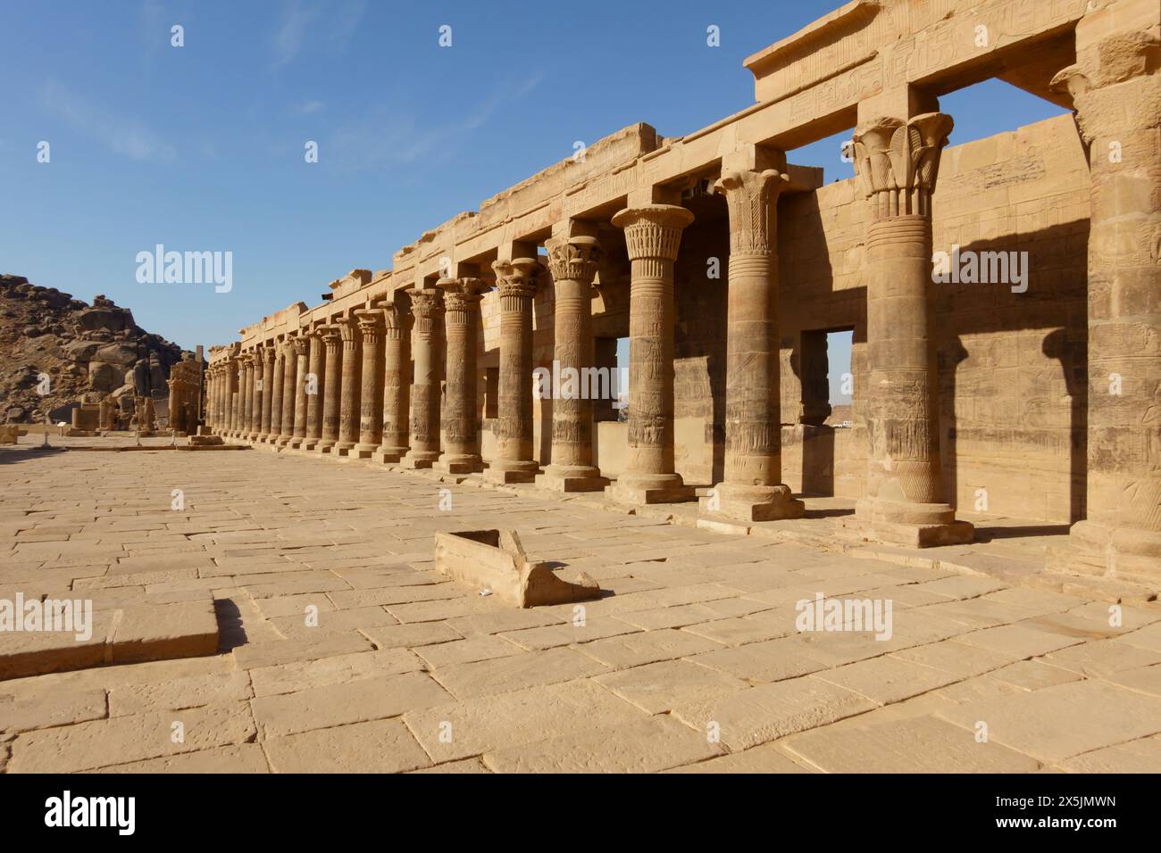 Colonnades Temple de la cour d'Arsenophis. Complexe du temple de Philae, île d'Agilkia, réservoir du barrage d'Assouan. Lieu de sépulture d'Osiris. Égypte Banque D'Images