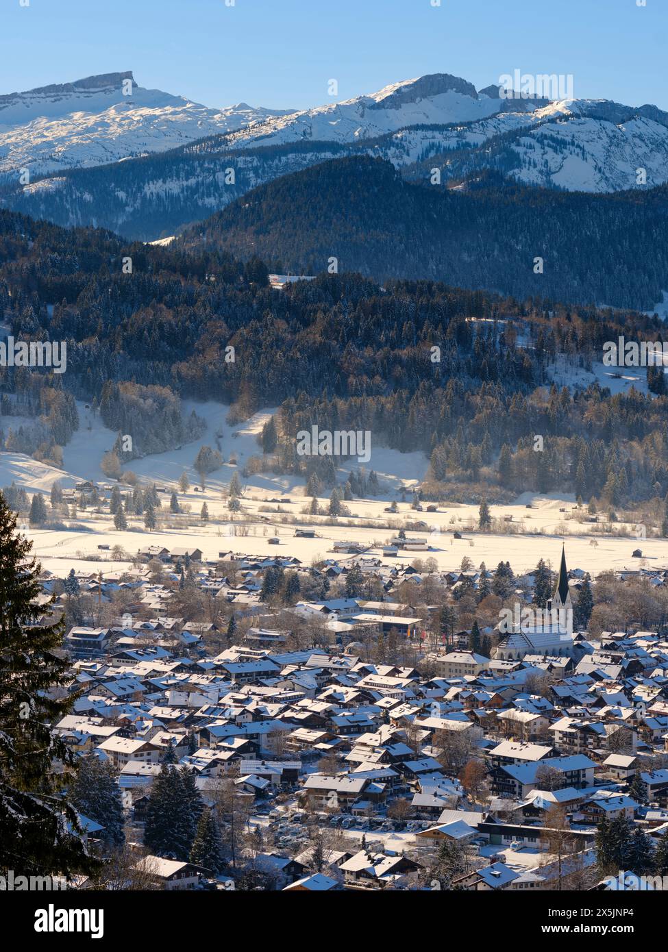 Ville Oberstdorf, Mt. Hoher Ifen en arrière-plan. Les Alpes d'Allgau près d'Oberstdorf pendant l'hiver en Bavière, Allemagne. Banque D'Images