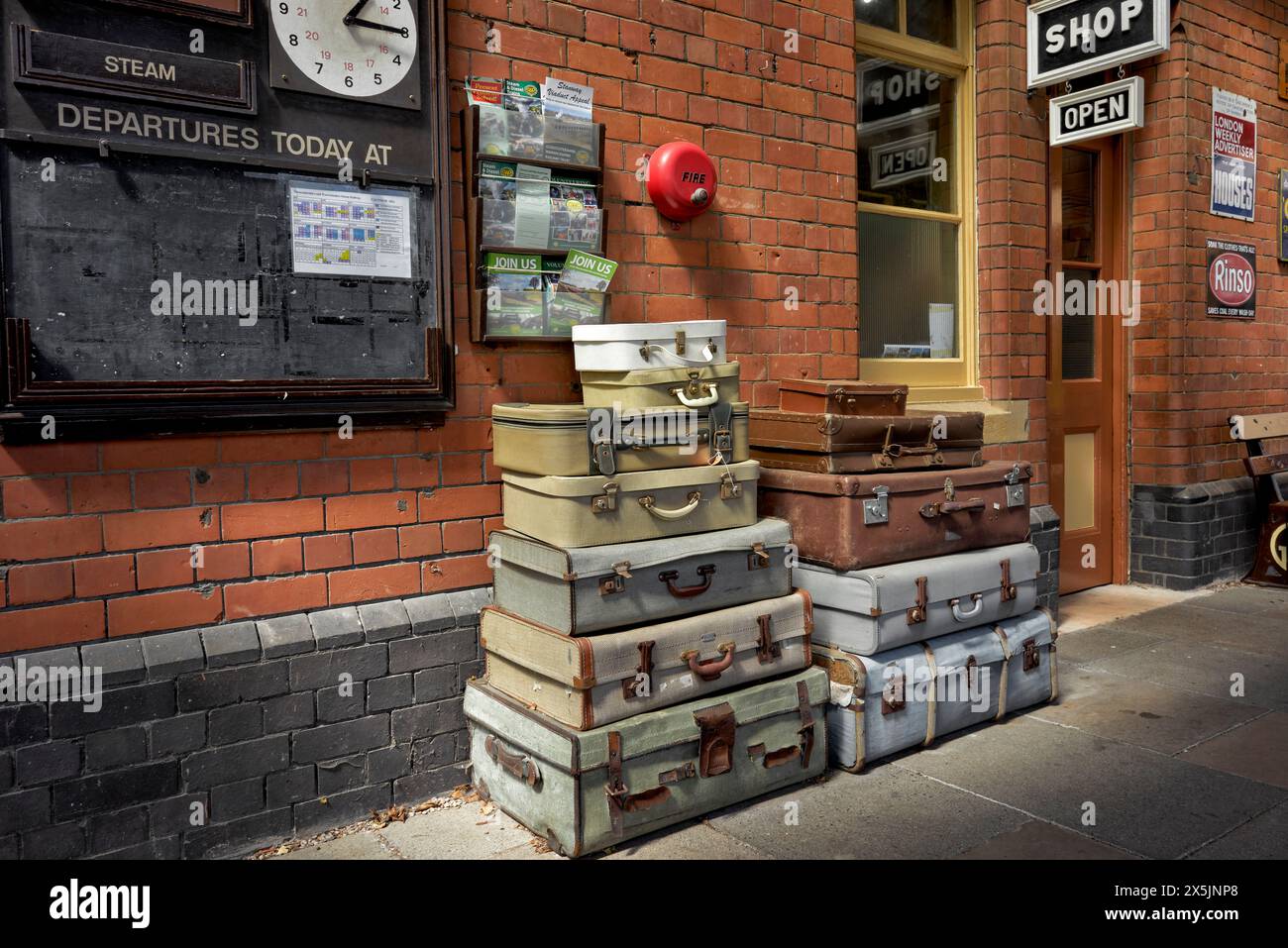Bagages vintage à la gare de Toddington. Gare ferroviaire préservée de GWR Toddington Gloucestershire Angleterre Royaume-Uni Banque D'Images