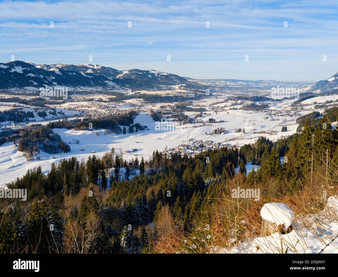 Vallée de la rivière Iller vers Fischen, Sonthofen et les contreforts alpins. Les Alpes d'Allgau près d'Oberstdorf pendant l'hiver en Bavière, Allemagne. Banque D'Images