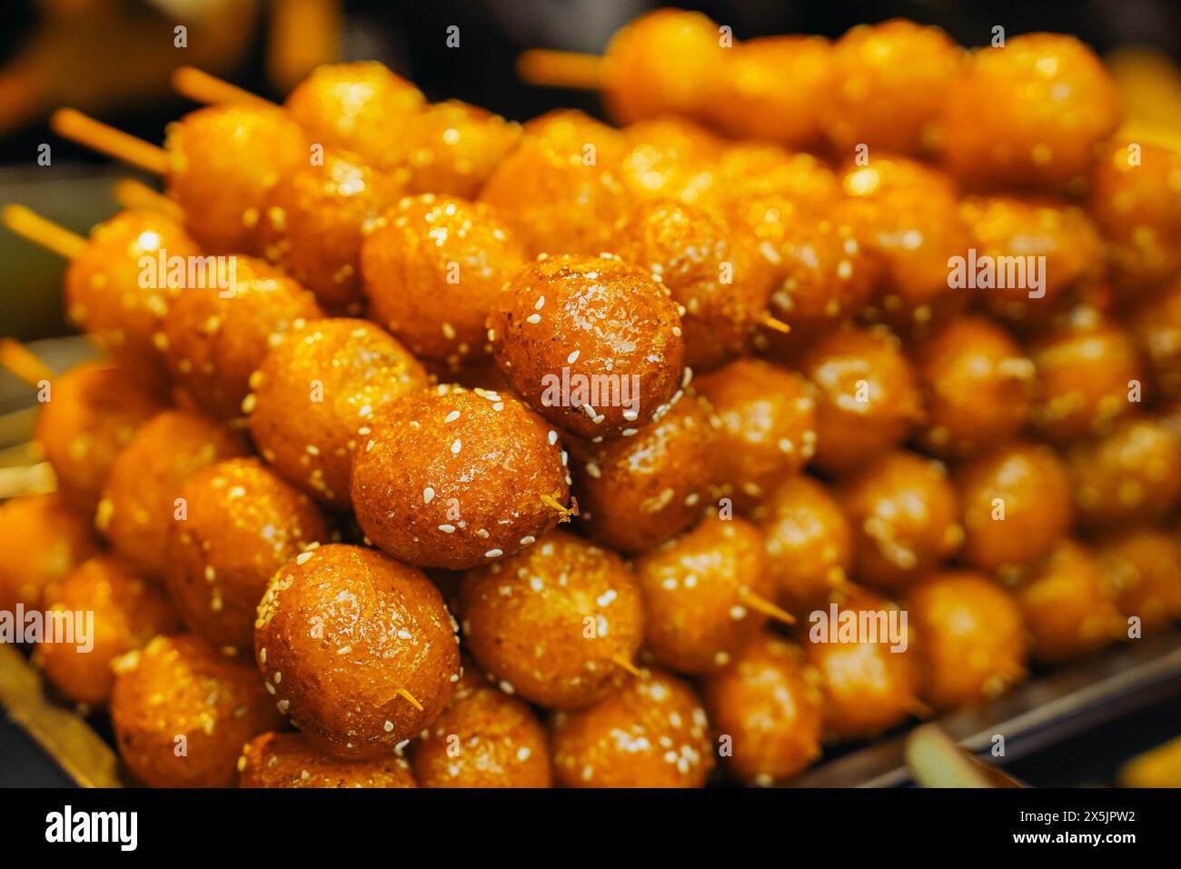 Brochettes de boulettes de riz gluantes sucrées au sésame frites - Tang You Guo Zi - Sichuan Snack Banque D'Images