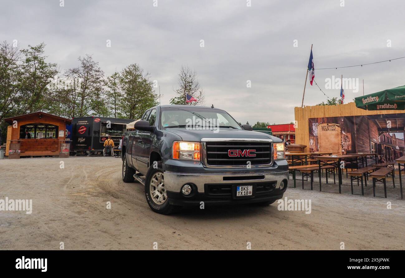 Eging am See, Allemagne. 08 mai 2024. GMC Sierra 1500, Chevrolet Silverado/GMC Sierra est une camionnette pleine grandeur produite depuis 1999 sous la marque Chevrolet, qui appartient à General Motors. Une exposition traditionnelle de vieillards américains a commencé à travailler dans le complexe de divertissement Pullman City dans la ville d'Eging-am-See, en Allemagne. Traditionnellement, les passionnés de voitures d'Allemagne, d'Autriche et de Suisse participent à ce salon. Cette année, une rare voiture américaine originaire d’Ukraine a été présentée pour la première fois. Crédit : SOPA images Limited/Alamy Live News Banque D'Images