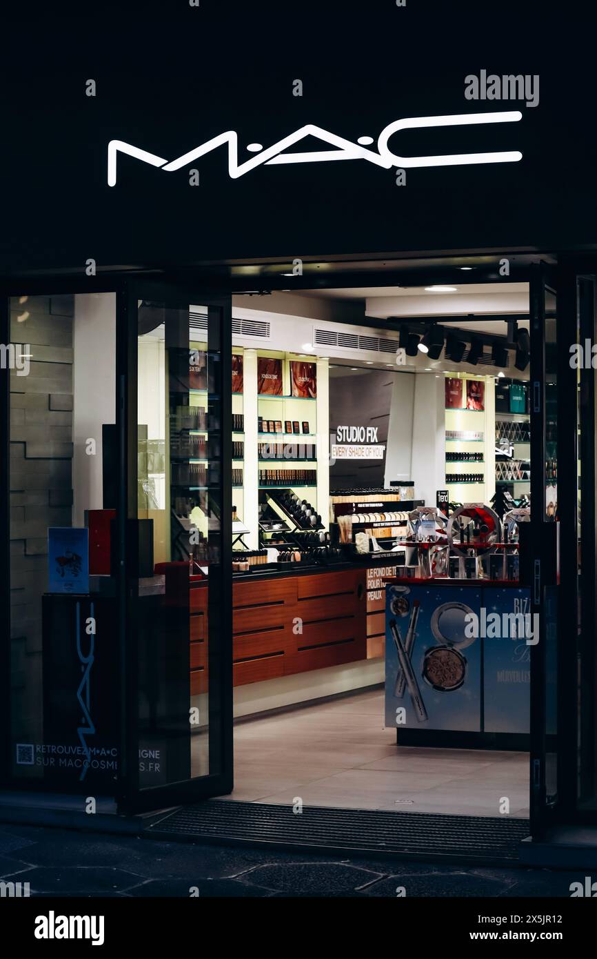 Nice, France - 1er novembre 2023 : entrée au magasin de cosmétiques Mac à Nice Banque D'Images