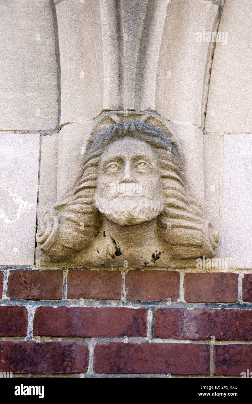 Sculpture en pierre décorative sur la façade de l'église catholique de l'église d'Anthony (1909) à Bloor Street, Toronto, Canada Banque D'Images