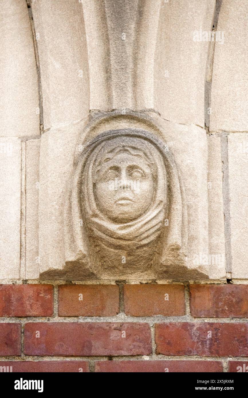 Sculpture en pierre décorative sur la façade de l'église catholique de l'église d'Anthony (1909) à Bloor Street, Toronto, Canada Banque D'Images