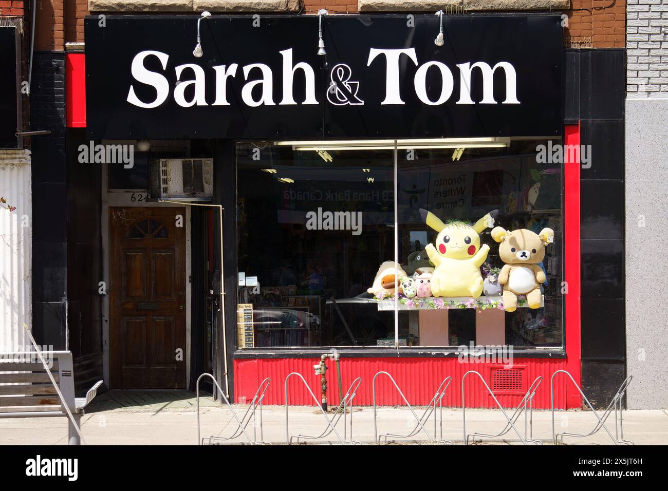 Toronto, Canada - 5 mai 2024 : grands jouets en peluche dans la fenêtre Sarah & Tom petite entreprise. Banque D'Images