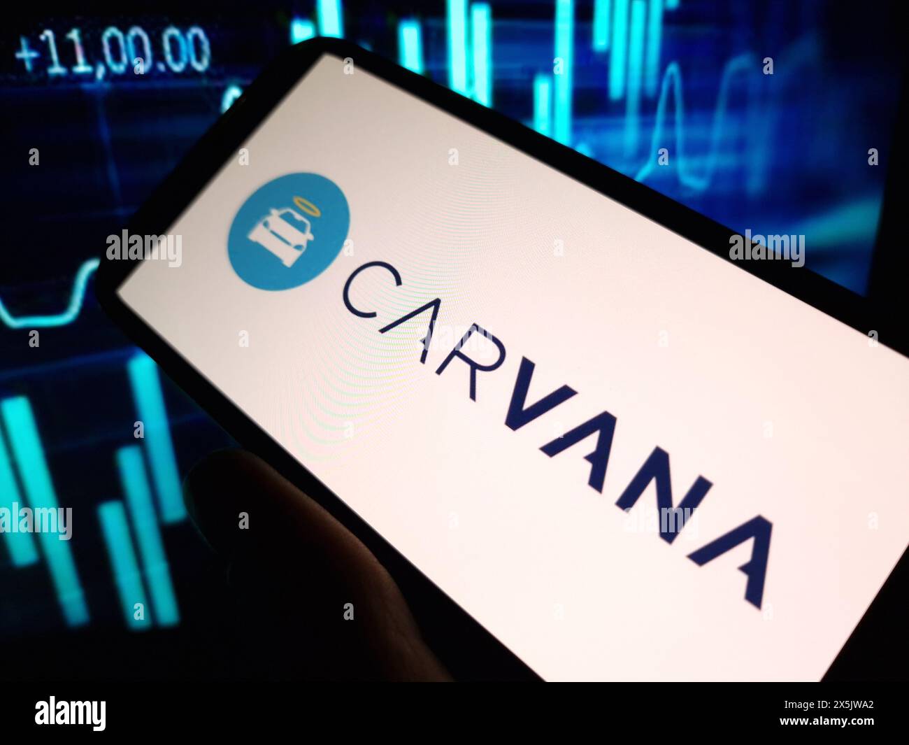 Konskie, Pologne - 05 mai 2024 : logo de la société Carvana affiché sur le téléphone portable Banque D'Images