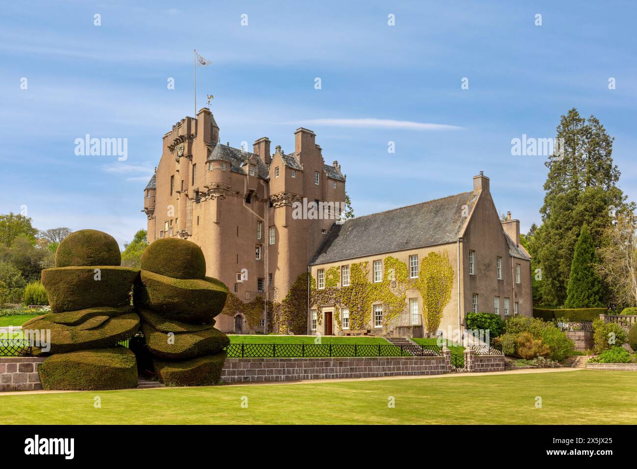 Le château de Crathes, une tour écossaise classique située dans l'Aberdeenshire, en Écosse, possède de charmantes tourelles et de beaux jardins. Banque D'Images