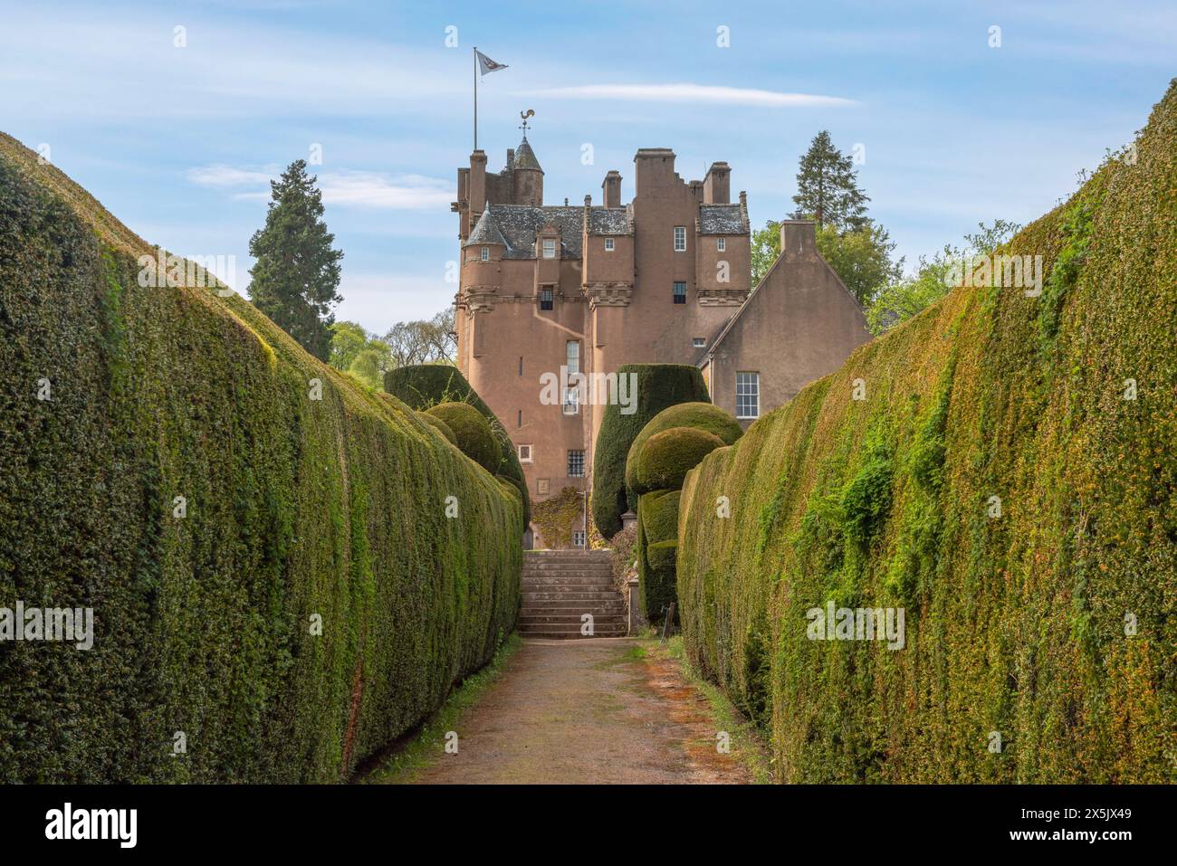 Le château de Crathes, une tour écossaise classique située dans l'Aberdeenshire, en Écosse, possède de charmantes tourelles et de beaux jardins. Banque D'Images