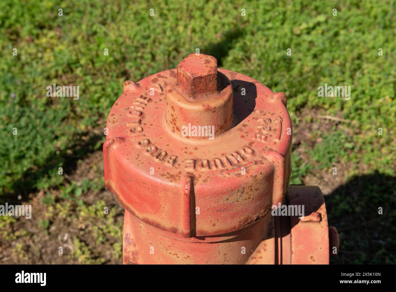 bouche d'incendie, la sécurité incendie affecte la conception des points avec les raccords de tuyau pour les pompiers. contrôle et entretien du feu. prévention des incendies. Banque D'Images