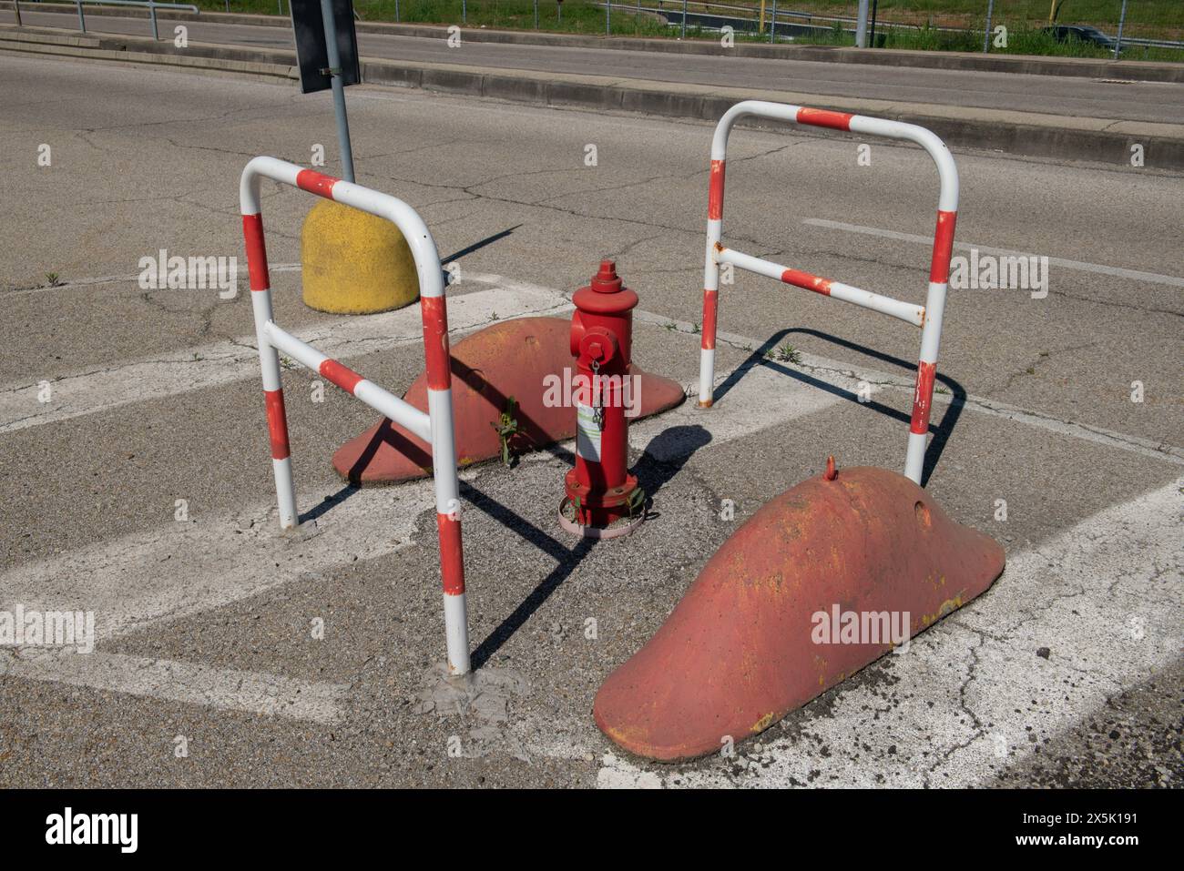 bouche d'incendie, la sécurité incendie affecte la conception des points avec les raccords de tuyau pour les pompiers. contrôle et entretien du feu. prévention des incendies. Banque D'Images