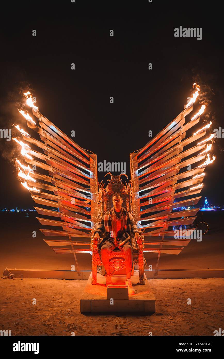Scène nocturne du désert dramatique avec chaise individuelle sur ornée Banque D'Images