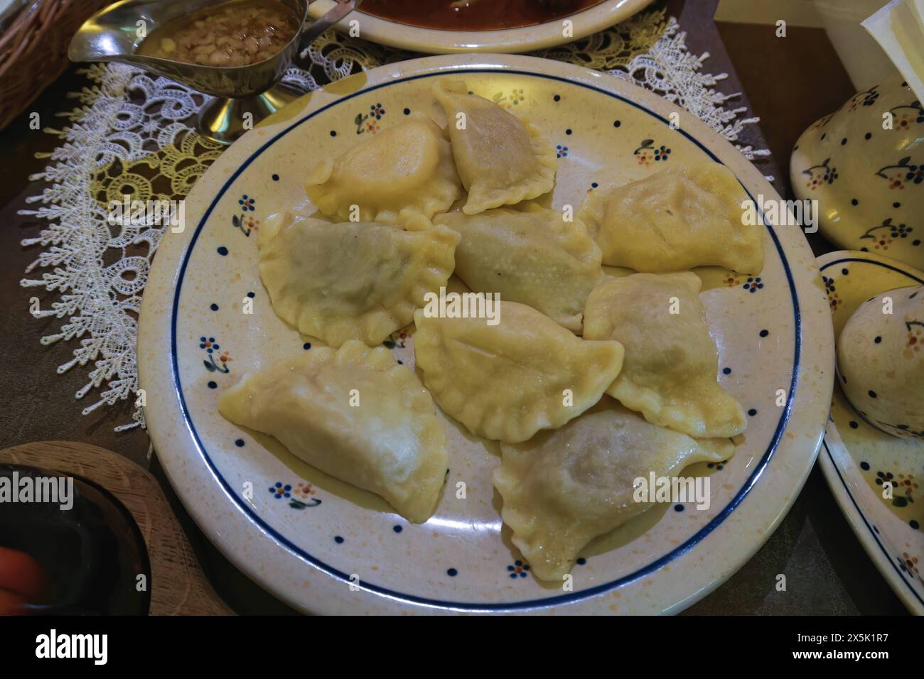 Plat traditionnel avec boulettes servies dans une taverne, Varsovie, Pologne, Europe Copyright : bestravelvideo 1278-373 Banque D'Images