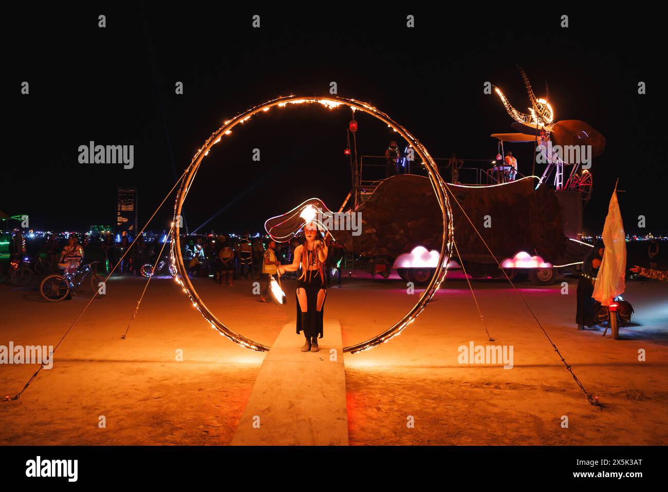 Scène nocturne animée avec art et musique au Desert Festival Banque D'Images