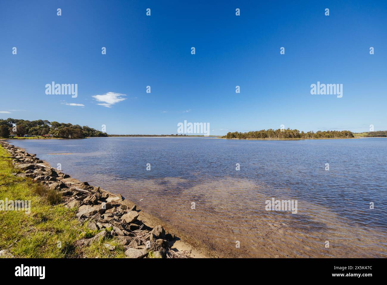 Pont du lac Wallaga et paysage environnant à Bega Shire, Nouvelle-Galles du Sud, Australie Banque D'Images