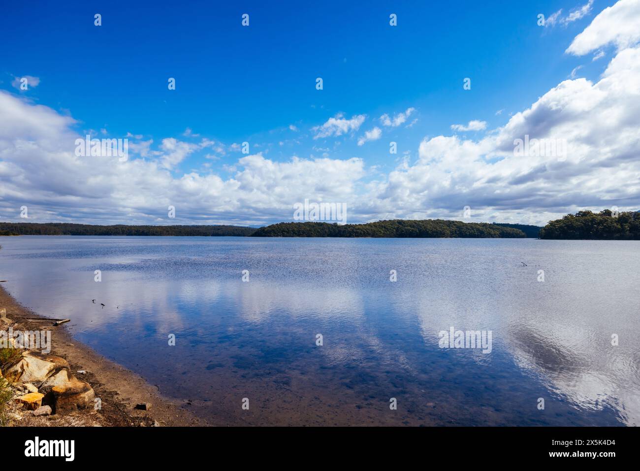 Pont du lac Wallaga et paysage environnant à Bega Shire, Nouvelle-Galles du Sud, Australie Banque D'Images