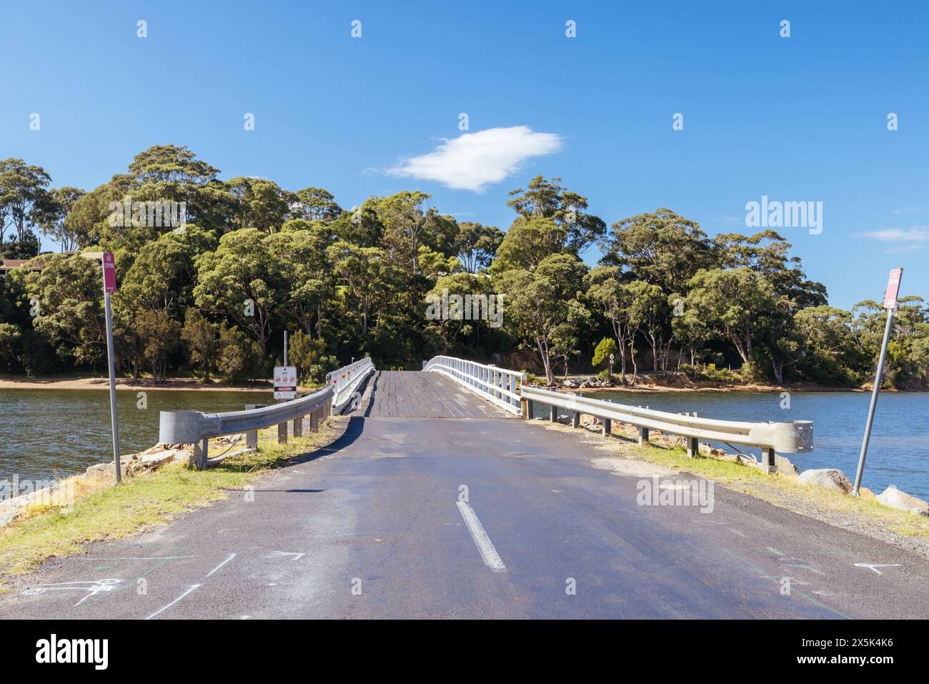 Pont du lac Wallaga et paysage environnant à Bega Shire, Nouvelle-Galles du Sud, Australie Banque D'Images